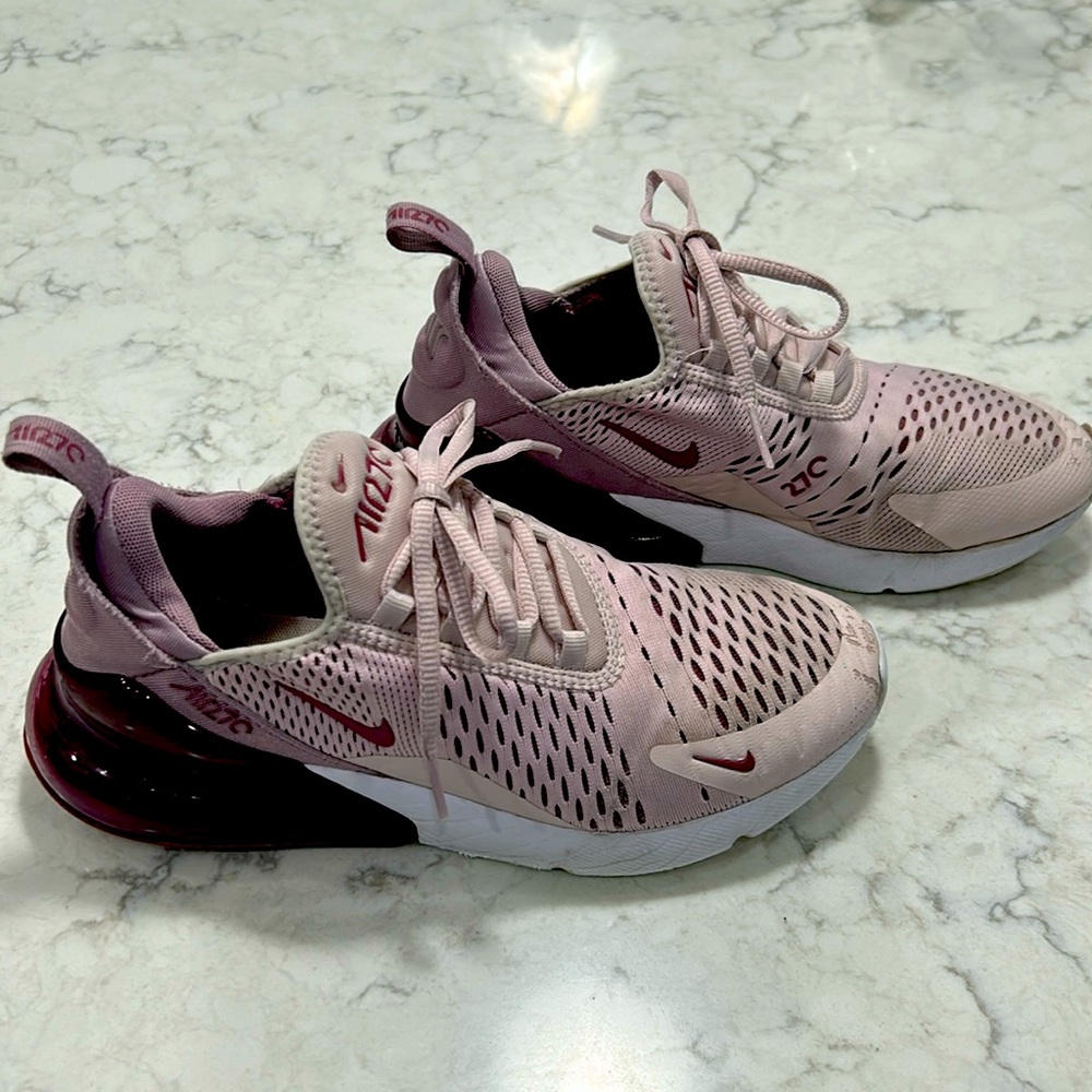 Women’s size 8, Nike air 270 pink